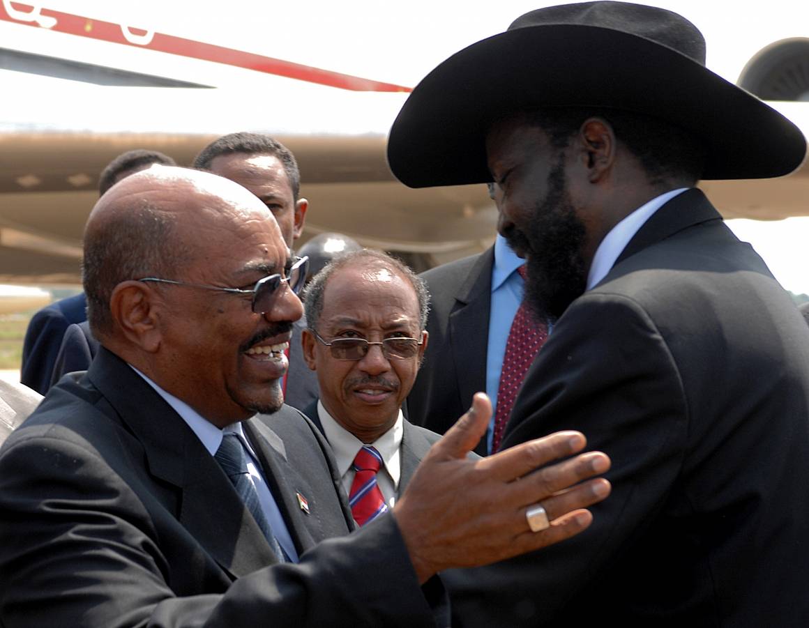 Sudans president Omar al-Bashir (t.v.) hilser på Sør-Sudans president Salva Kiir i 2011 under en seremoni for frigjøringen. Foto: UN photo/Isaac Billy.
